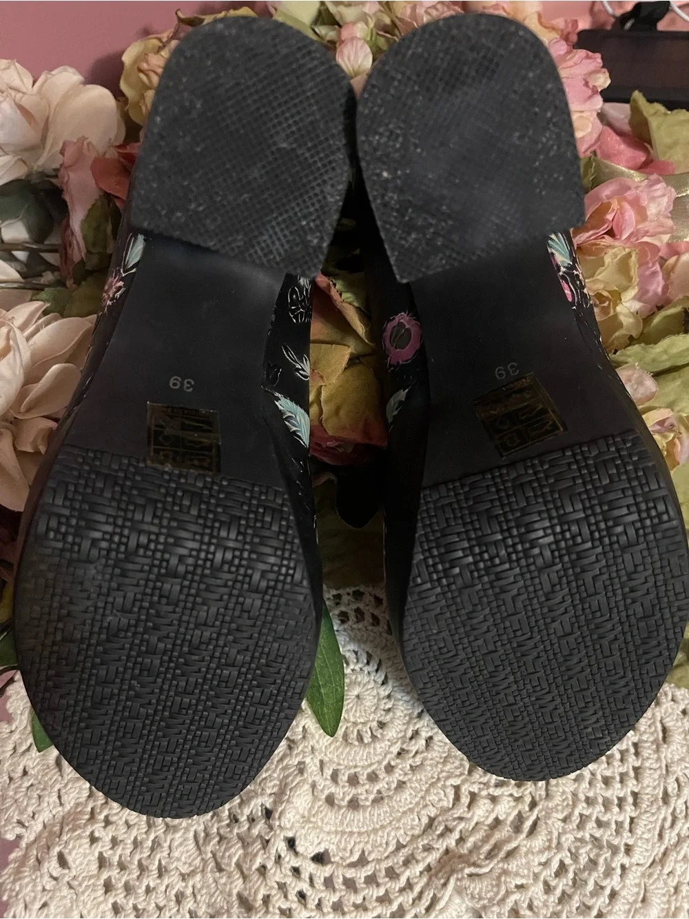 L’Artiste Black Floral Platform Pump with Pink Accents